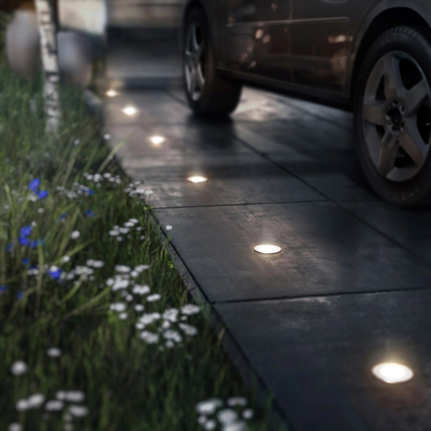 Philips LED-Einbauleuchte Moss aus Edelstahl im Gartenweg, warmweißes Licht.