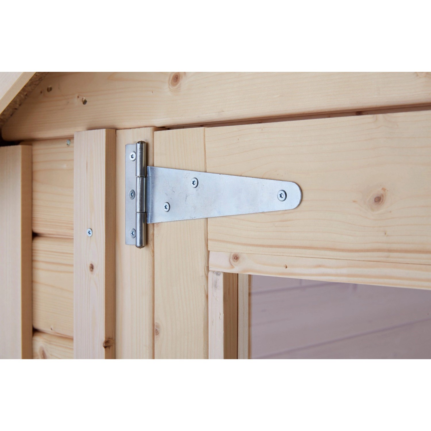 Detailansicht: T-Band Scharnier an der Holztür vom Bertilo Gartenhaus Amrum.