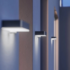 Steinel LED-Solar-Außenwandleuchte XSolar SOL-O in Anthrazit an Wand montiert.
