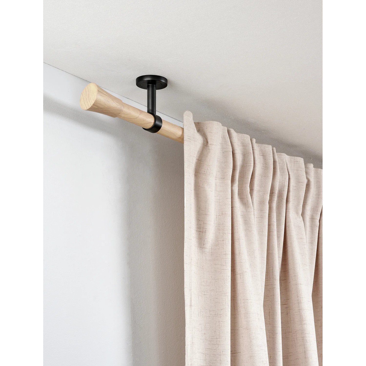 Gardinia Gardinenstange Denver, 240 cm, braun, mit beigem Vorhang und schwarzer Halterung.