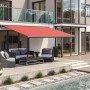 Anthrazitfarbene Wismar Kassettenmarkise mit rostrotem Stoff, 200x150 cm, montiert an einem Haus.
