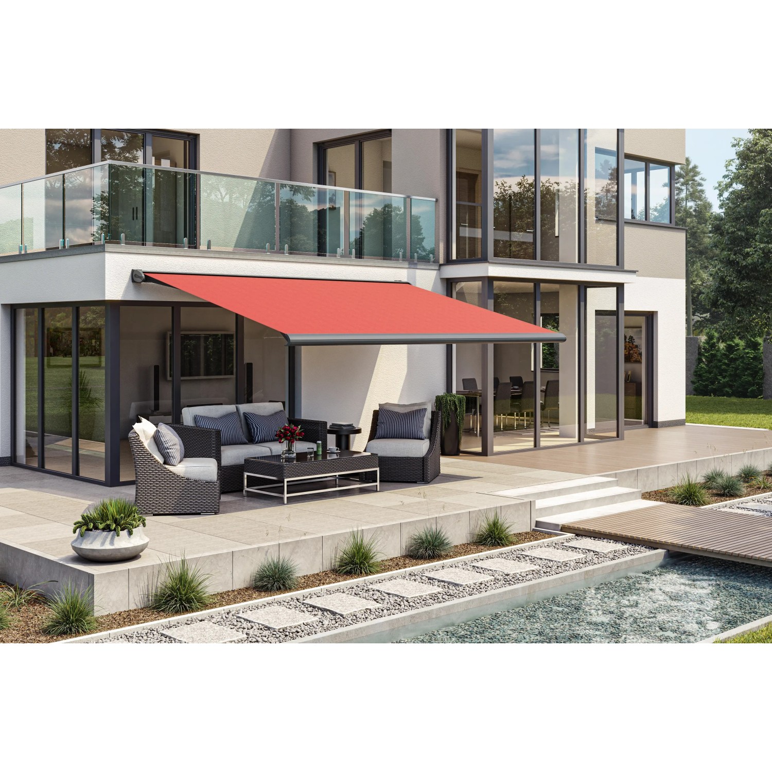 Anthrazitfarbene Wismar Kassettenmarkise mit rostrotem Stoff, 200x150 cm, montiert an einem Haus.