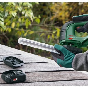 Bosch AdvancedShear 18V-10 Akku Gras- und Strauchschere mit Akku und Ladegerät.