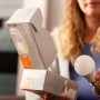Ledvance Smart+ Leuchtmittel E27 in Weiß, mit Verpackung und Hand, die das Leuchtmittel hält.