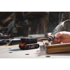 Worx MakerX Akku-Multitool WX739 mit HubX und Zubehör beim Schleifen eines Rahmens.
