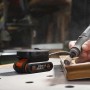 Worx MakerX Akku-Multitool WX739 mit HubX und Zubehör beim Schleifen eines Rahmens.