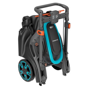 Zusammengeklappter Gardena Akku-Rasenmäher PowerMax Duo 46/36 V Solo zur platzsparenden Aufbewahrung.
