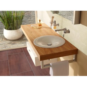 Badezimmer mit braunen Bodenfliesen Feinsteinzeug 60x30 cm, Waschtisch mit Holzplatte und Aufsatzwaschbecken.