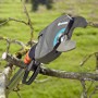 Gardena StarCut 160 plus Strauchschneider in Aktion beim Schneiden eines Astes.