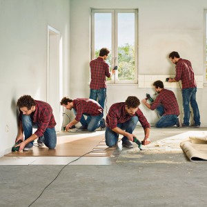 Mann bei Renovierungsarbeiten mit Bosch PMF 220 CE Multifunktionswerkzeug in verschiedenen Anwendungsszenarien.