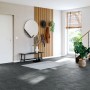 Verlegter Click-Vinylboden ECO4 All Naturschiefer in modernem Flur mit Steinoptik.