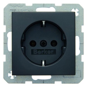 Berker Schuko-Steckdose S.1 in Anthrazit, Detailansicht.