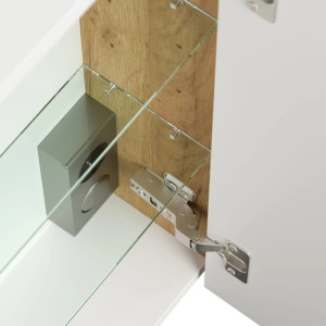 Detailansicht Posseik Spiegelschrank: Glasböden, Eiche Gold Rückwand, Kombibox mit Steckdose, Soft-Close Scharnier.