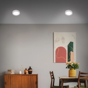 Zwei Briloner LED Deckenlampen, Chrom-Matt, in Wohnraum-Szene.