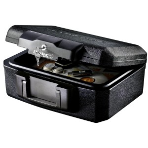 Offene, schwarze Master Lock Sicherheitskassette L1200 (5 l) mit Schlüssel und Inhalt (Münzen, USB-Stick).