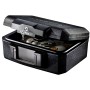 Offene, schwarze Master Lock Sicherheitskassette L1200 (5 l) mit Schlüssel und Inhalt (Münzen, USB-Stick).