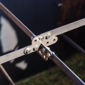 bellissa Verbinder-Set PANNELLO: Detailaufnahme von glänzenden Metall-Abstandshaltern und Schrauben für Hochbeete.