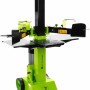 Zipper Holzspalter HS8TN: Vertikaler Holzspalter in Grün und Schwarz mit Rädern.