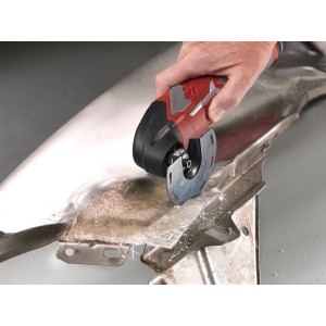 kwb by Einhell Multi-Tool Set (17-tlg) im Einsatz beim Schleifen von Metall.