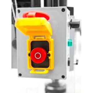 Detailaufnahme: Roter Not-Aus-Schalter mit gelber Schutzklappe an der Holzmann Metall-Fräsmaschine.