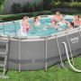 Ovaler Bestway Stahlrahmenpool mit Familie, Leiter und Filterpumpe im Garten.