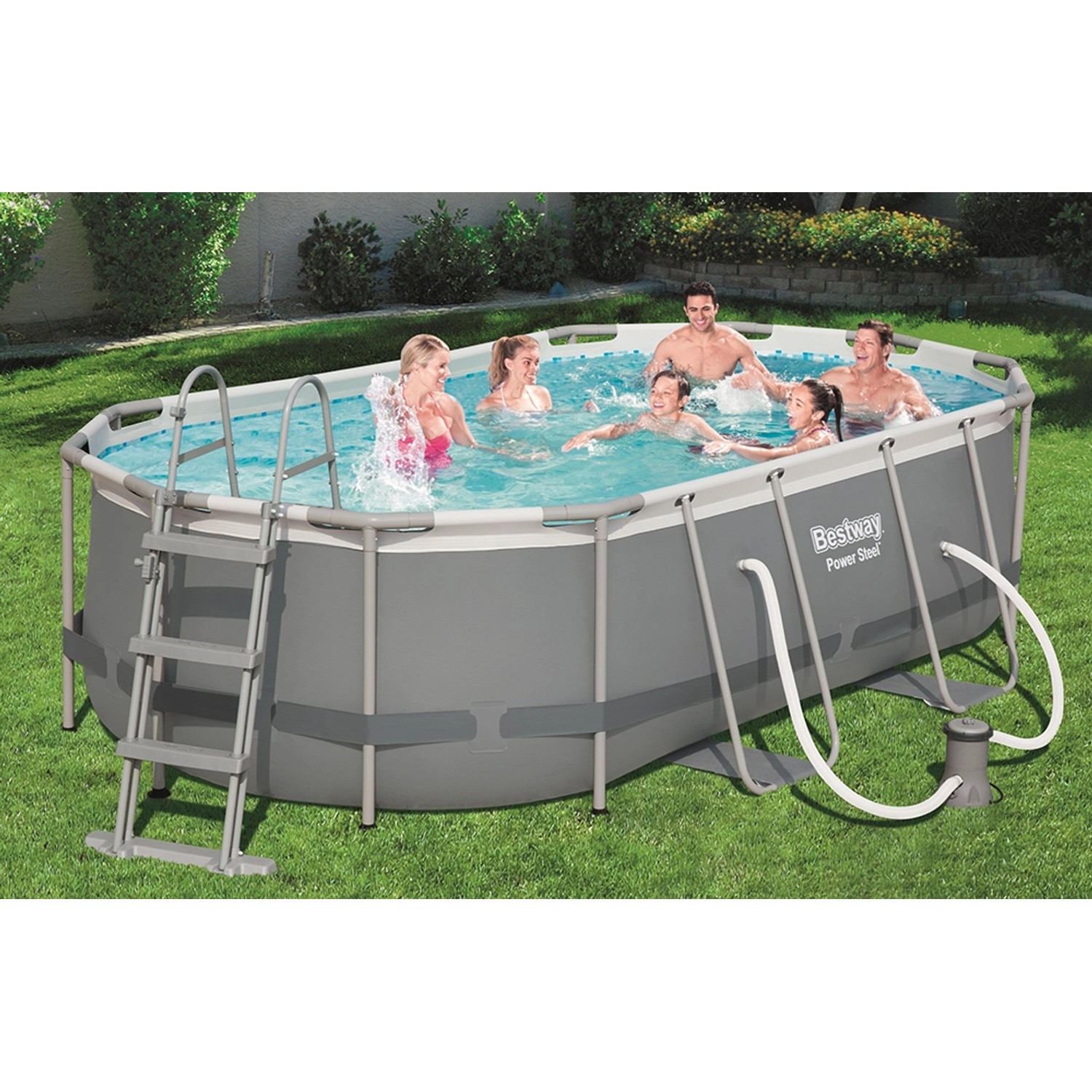 Ovaler Bestway Stahlrahmenpool mit Familie, Leiter und Filterpumpe im Garten.