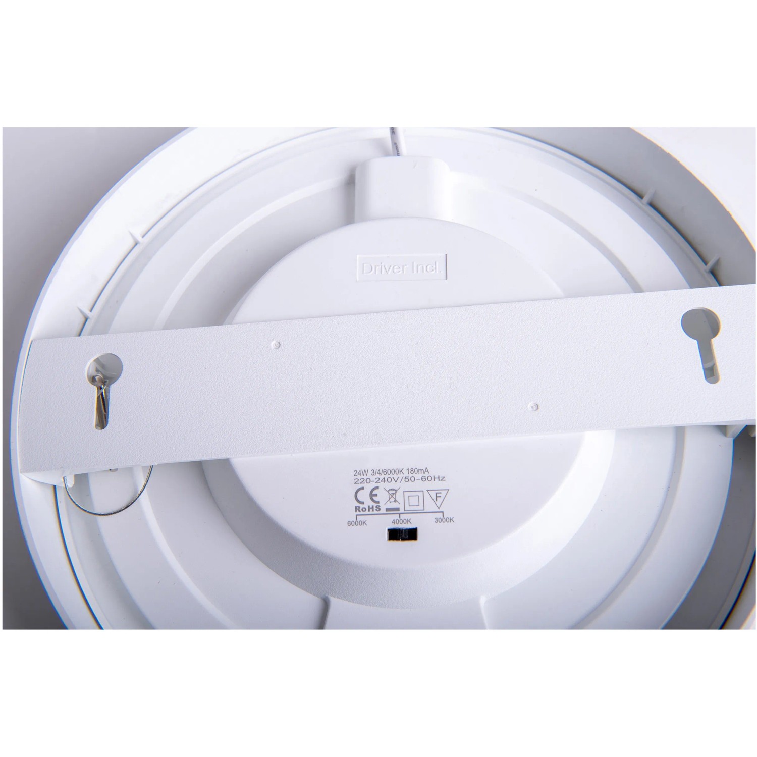 Rückansicht der runden, weißen Näve LED-Deckenleuchte Komplex (24,7 cm) mit Montagevorrichtung.