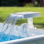 Intex LED Wasserfall Cascadee am Poolrand mit laufendem Wasser. Flexible Poolbeleuchtung.