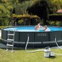 Intex Frame Pool Set Ultra Rondo XTR Ø 488 cm mit Leiter und Sandfilteranlage im Garten.