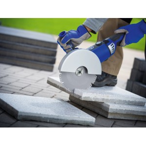 LUX Diamant-Trennscheibe Comfort Universal 230 mm im Einsatz beim Schneiden von Steinplatten.