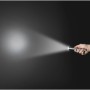 Energizer Vision HD Metall Taschenlampe mit Lichtstrahl in Hand gehalten.