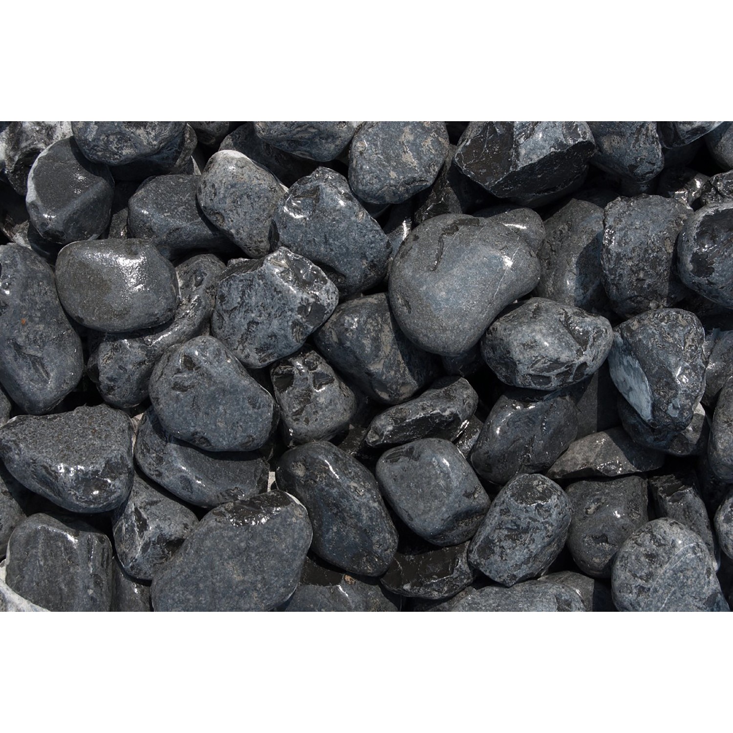 Nahaufnahme von glänzenden, schwarzen Marmor Zierkieseln (40-60mm) im Big-Bag für den Garten.