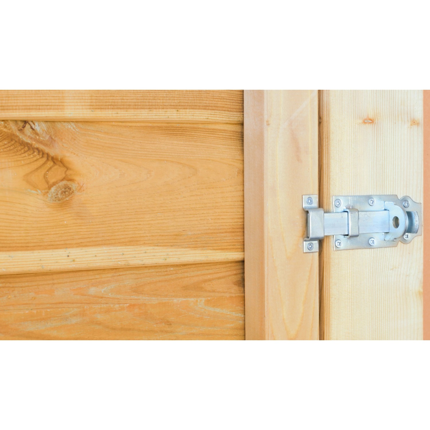 Detailaufnahme: Nussbaumfarbener Skan Holz Abstellraum mit silbernem Verschluss.