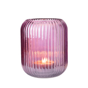 Pinke Glasvase, 14 cm hoch, mit Rillenstruktur und Kerze als Windlicht.