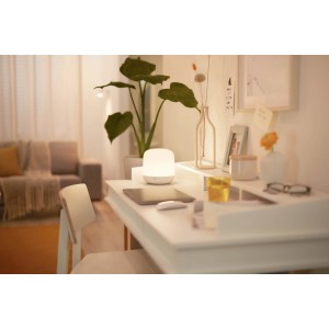 WiZ Hero Tischleuchte mit Philips E27 LED auf Schreibtisch, smart steuerbar.
