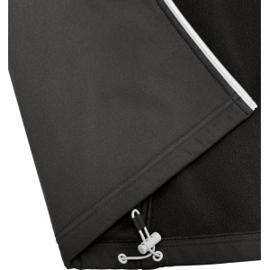Schwarze Softshell-Jacke: Außenstoff, warmes Fleece, weißer Kordelzug am Saum, reflektierender Streifen. Arbeitsbekleidung.
