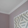 Weißes Decosa Zierprofil Emma (2 Stück) an Decke und Wand montiert.