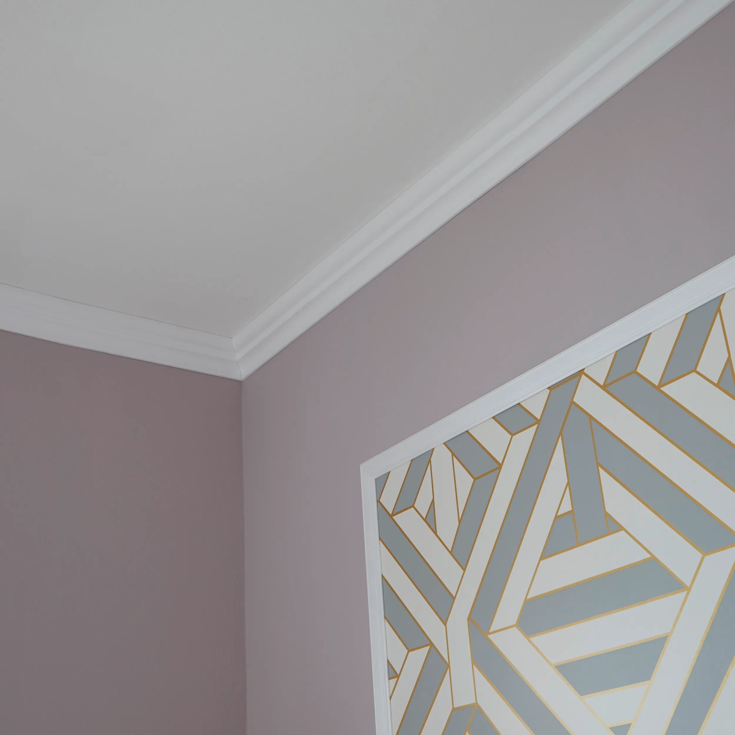 Weißes Decosa Zierprofil Emma (2 Stück) an Decke und Wand montiert.