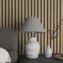 Marburg Vliestapete Botanica 2 mit Holzoptik in Dunkelbraun hinter Nachttischlampe.