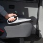 SmartQ Haushalts- & Tapezierbürste im Einsatz zur Reinigung eines Autositzes.