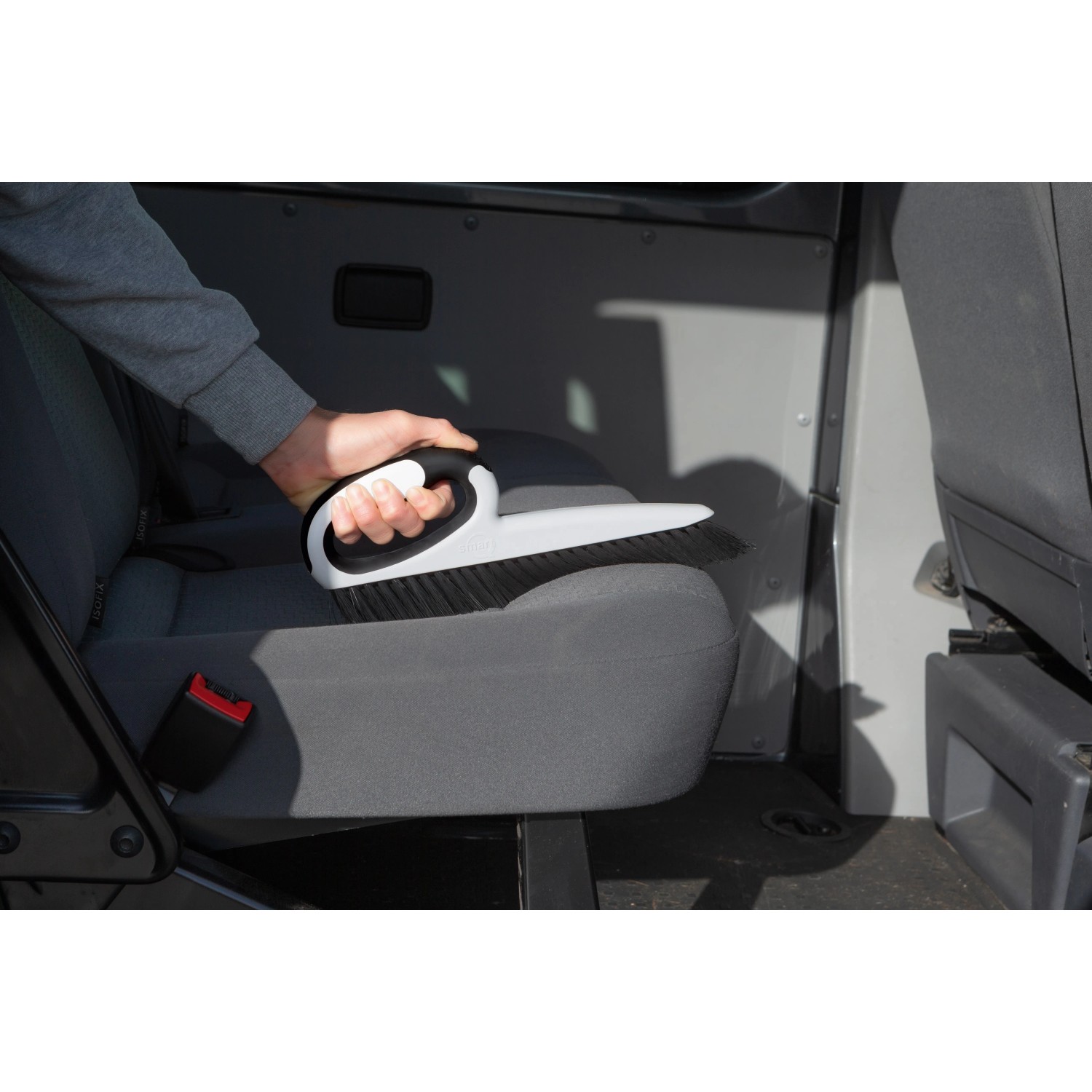 SmartQ Haushalts- & Tapezierbürste im Einsatz zur Reinigung eines Autositzes.