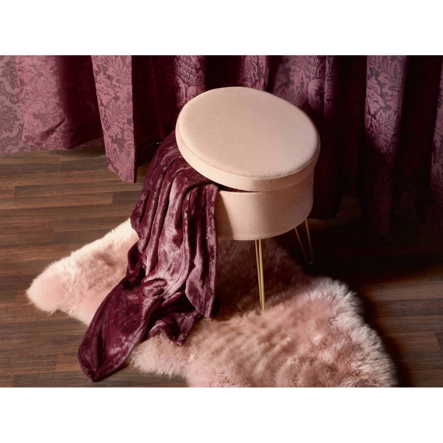 Rosa Sitzhocker Blush Bordeaux mit Stauraum, Samtbezug und goldenen Füßen.
