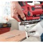Skil Pendel-Stichsäge 4531GA in Rot beim Sägen von Holz, Detailaufnahme.