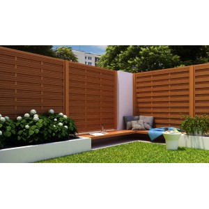 Brauner Sichtschutzzaun Classic (180x180cm) im Garten mit Sitzbereich und Bepflanzung.