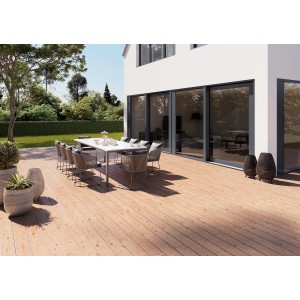 Terrasse mit Osmo Terrassendielen aus Kanadischer Douglasie. Holzterrasse mit Gartenmöbeln.