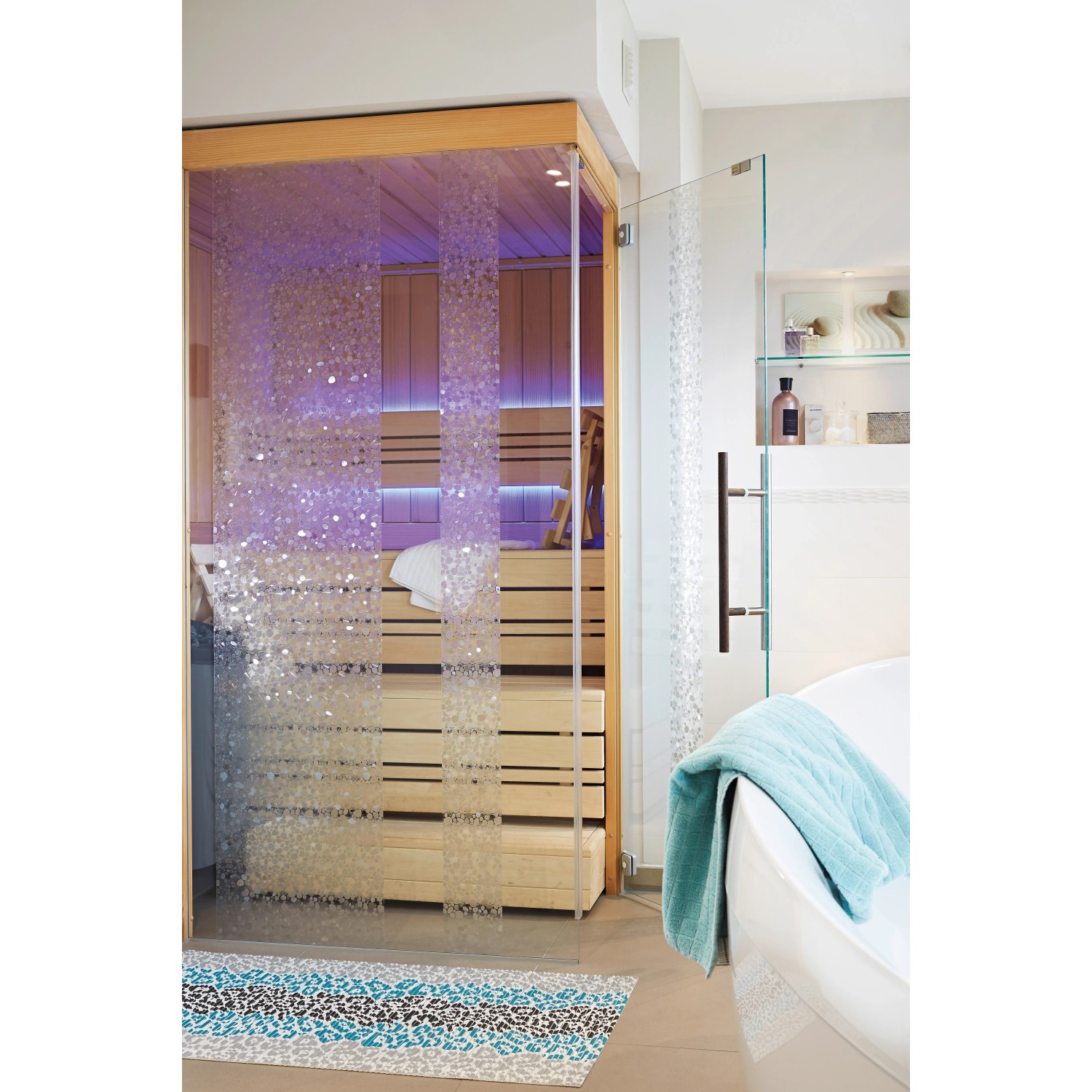 d-c-fix Static Windows Stripes Hope als Sichtschutz in einem Badezimmer mit Sauna.