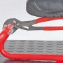 Knipex Cobra Rohrzange 300 mm beim Greifen eines roten Rohrs, mit Fuß auf dem Griff für zusätzlichen Druck.