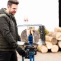 Scheppach Holzspalter HL760LS (7 t) im Einsatz mit Mann und Holzscheit.