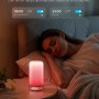 Govee RGBICWW LED-Tischlampe H6022 neben schlafender Frau. Design-Tischlampe mit Farbwechsel.