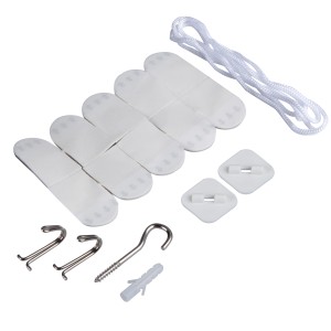 Zubehör für IS Moskitonetz: Klebehaken, Schraubhaken, Dübel und Seil zur Befestigung.